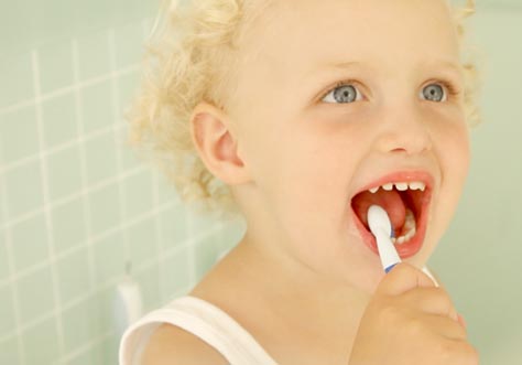 [Translate to Français:] kid cleaning teeth