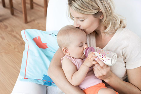 [Translate to Français:] breastfeeding or bottle?