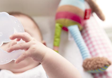 [Translate to Français:] baby learns how to drink