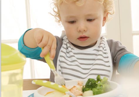 [Translate to Français:] little kids learn to eat