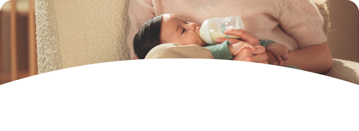 [Translate to French (Reborn):] Mother with Baby and bottle