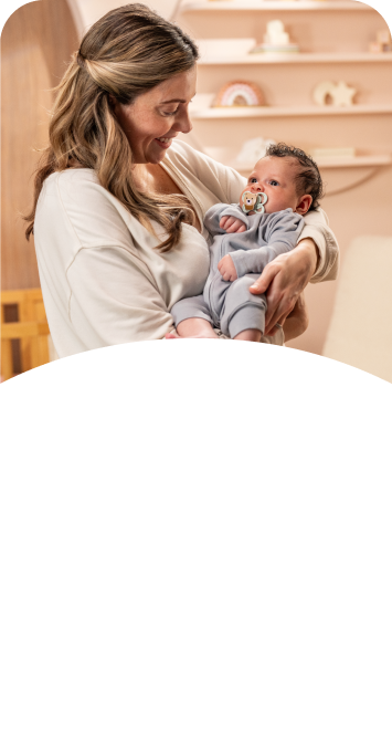 [Translate to French (Reborn):] Mother with baby and soother