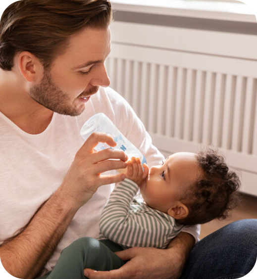 [Translate to French (Reborn):] Father and Baby with Baby bottle