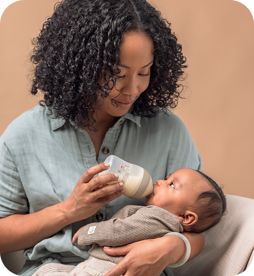 [Translate to French (Reborn):] Mother with Baby and Baby bottle