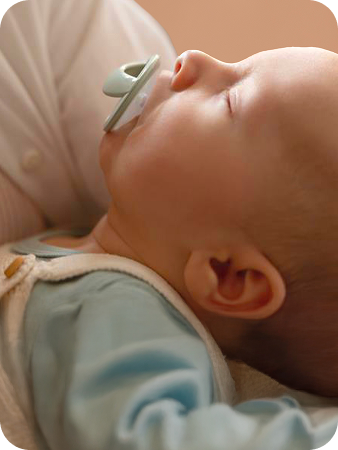 [Translate to French (Reborn):] Baby with soother