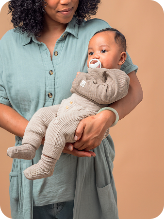 [Translate to French (Reborn):] Mother with Baby and soother